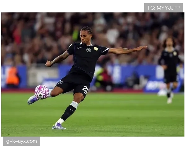 西汉姆联战术革新开启新篇章，赛季前景备受期待