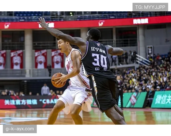 卡斯尔无球跑动制造空位，三分效率悄然提升