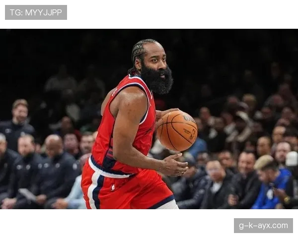 哈登这自律程度，凌晨四点的洛杉矶见不到他，但健身房灯一直亮着